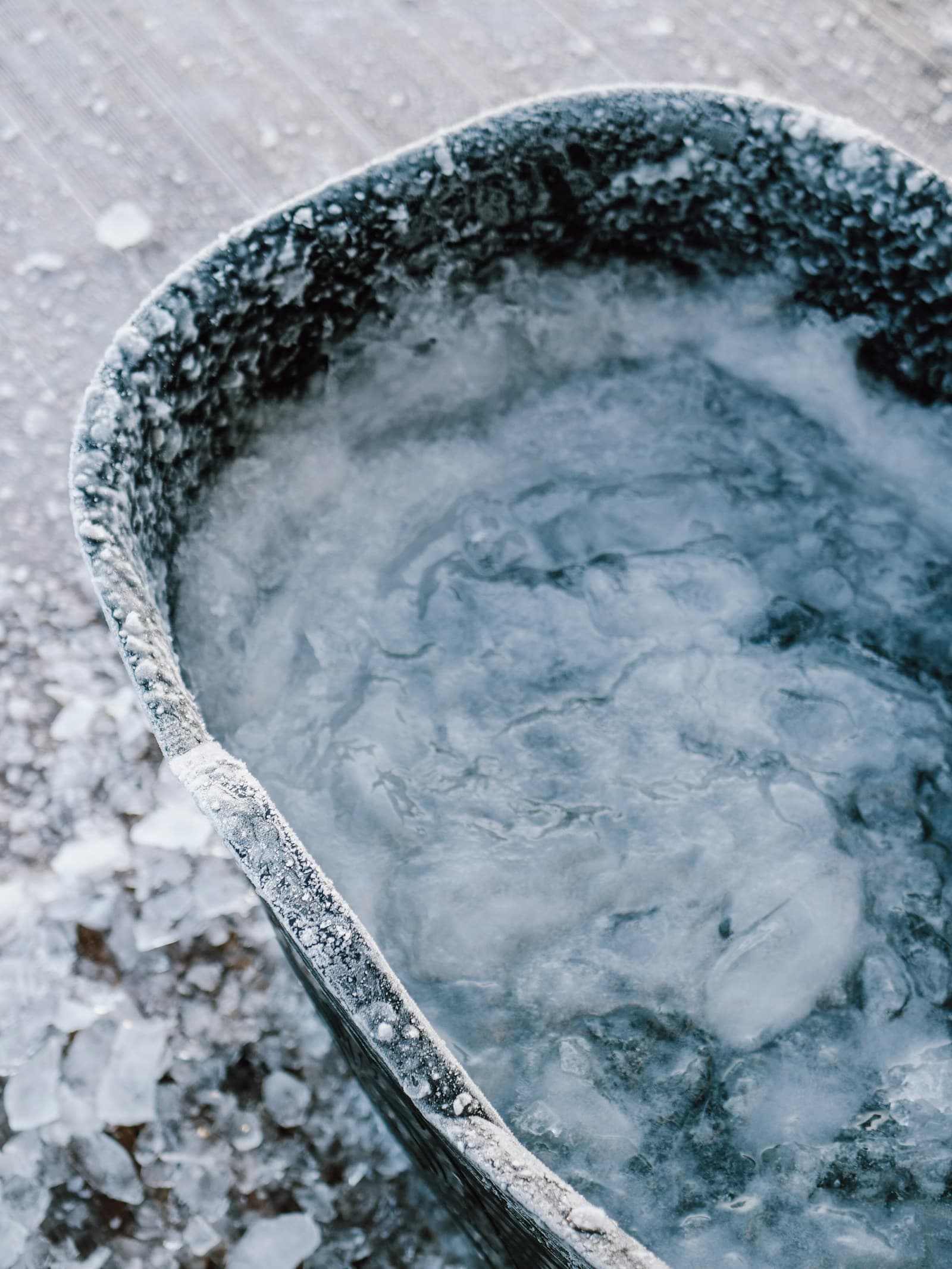 Cubo lleno de hielo preparado para un baño de inmersión fría